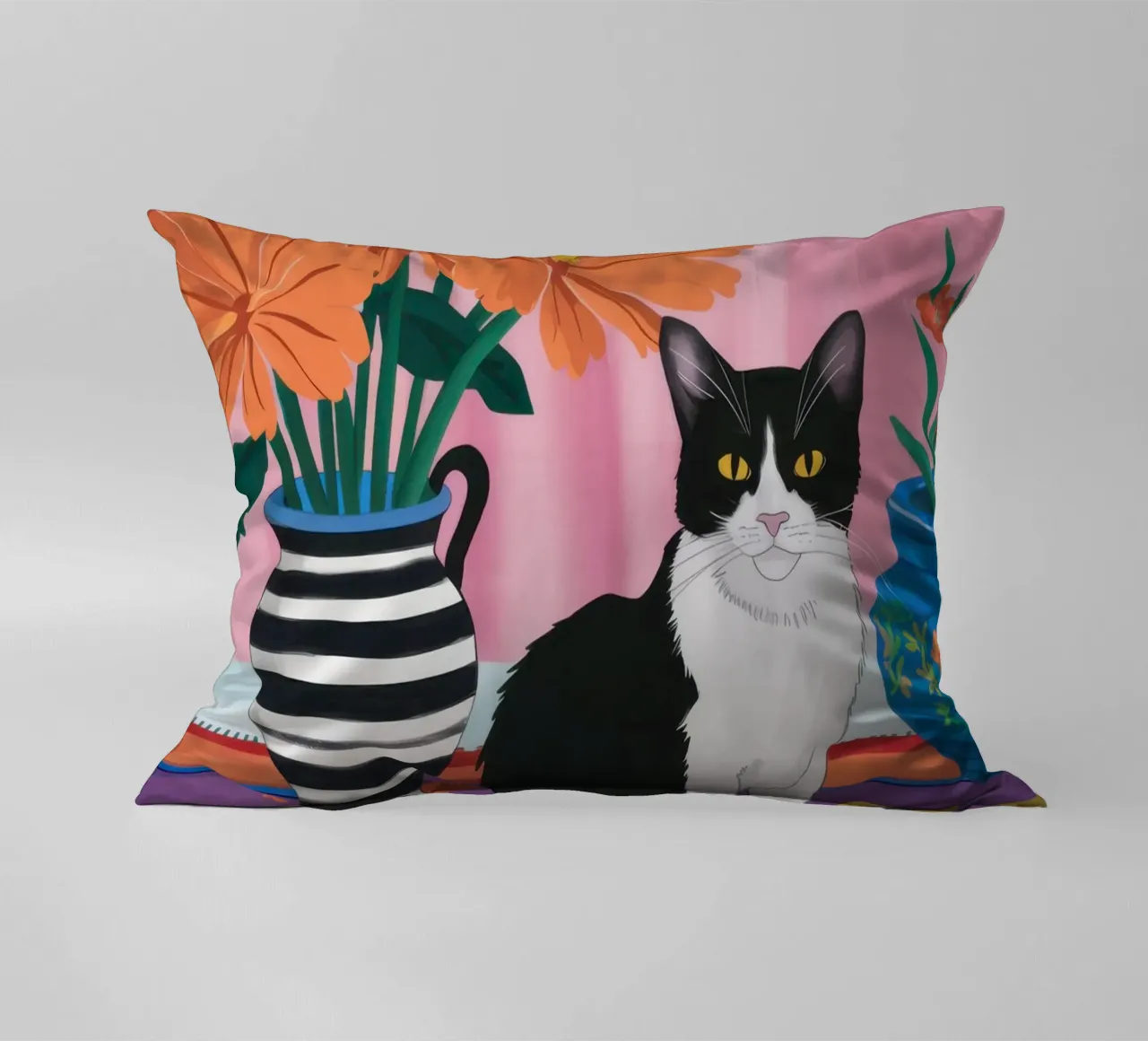 Gatto su un vaso a righe cuscino da Veil Maya
