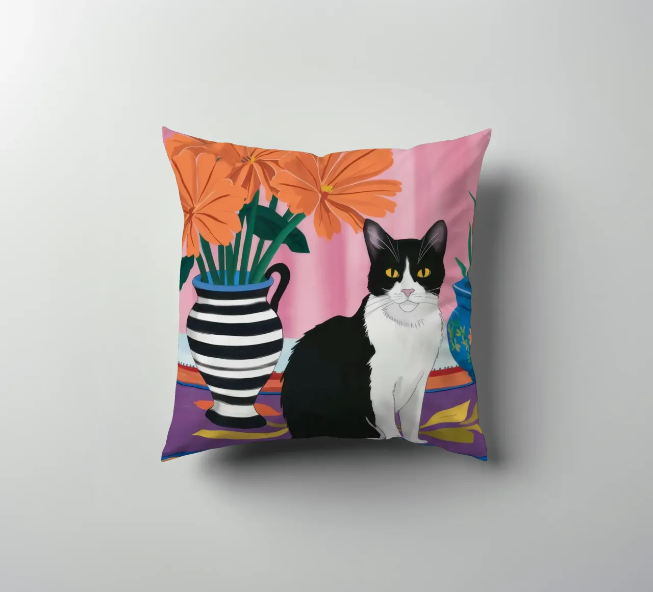 Gatto su un vaso a righe cuscino da Veil Maya