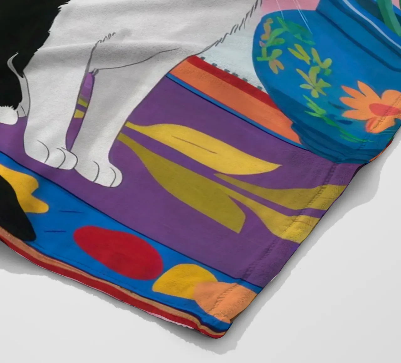 Gatto su un vaso a righe coperta in pile da Veil Maya