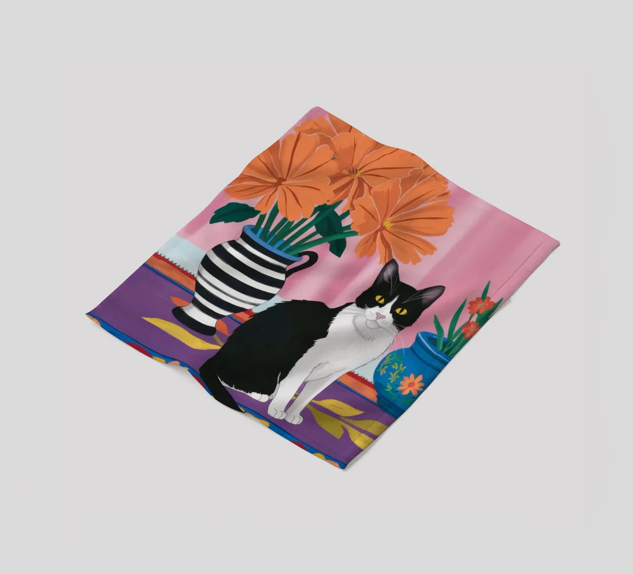 Gatto su un vaso a righe coperta in pile da Veil Maya