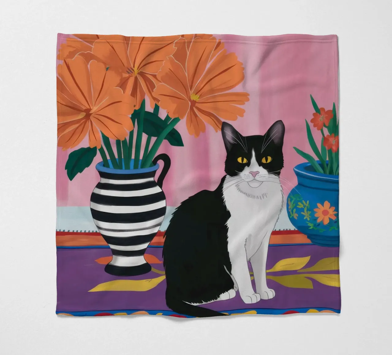 Gatto su un vaso a righe coperta in pile da Veil Maya