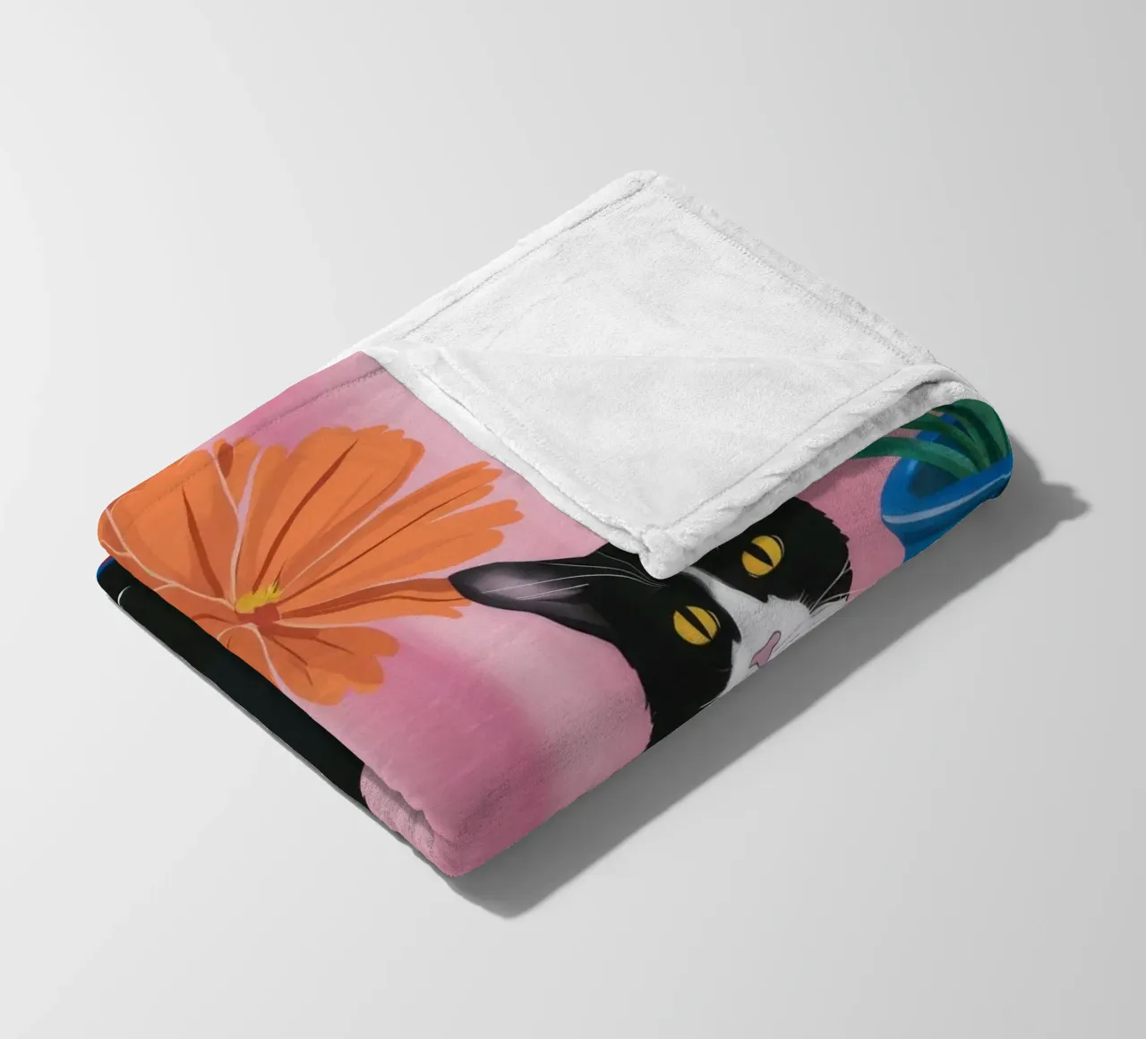 Gatto su un vaso a righe coperta in pile da Veil Maya