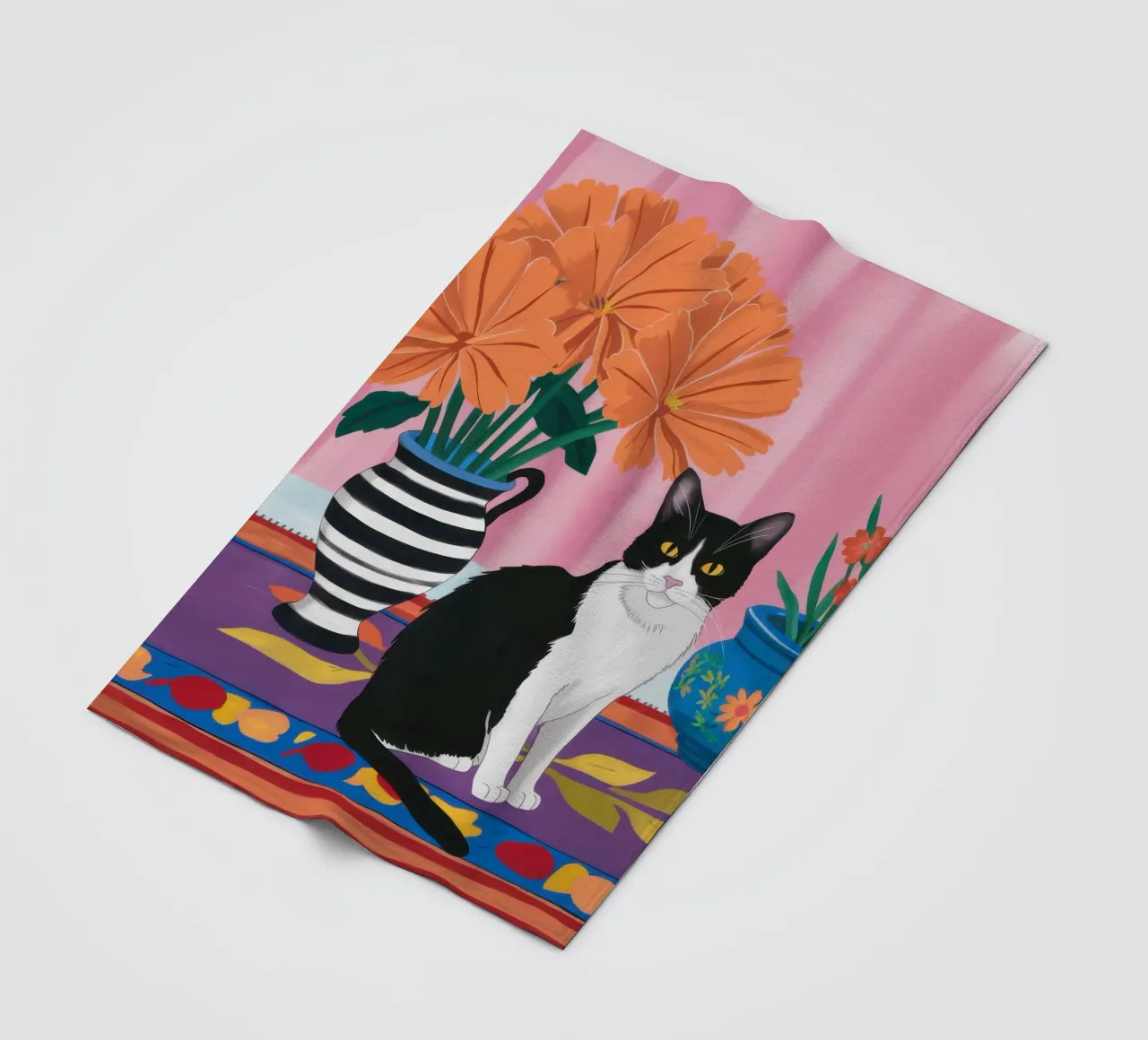 Gatto su un vaso a righe coperta in pile da Veil Maya