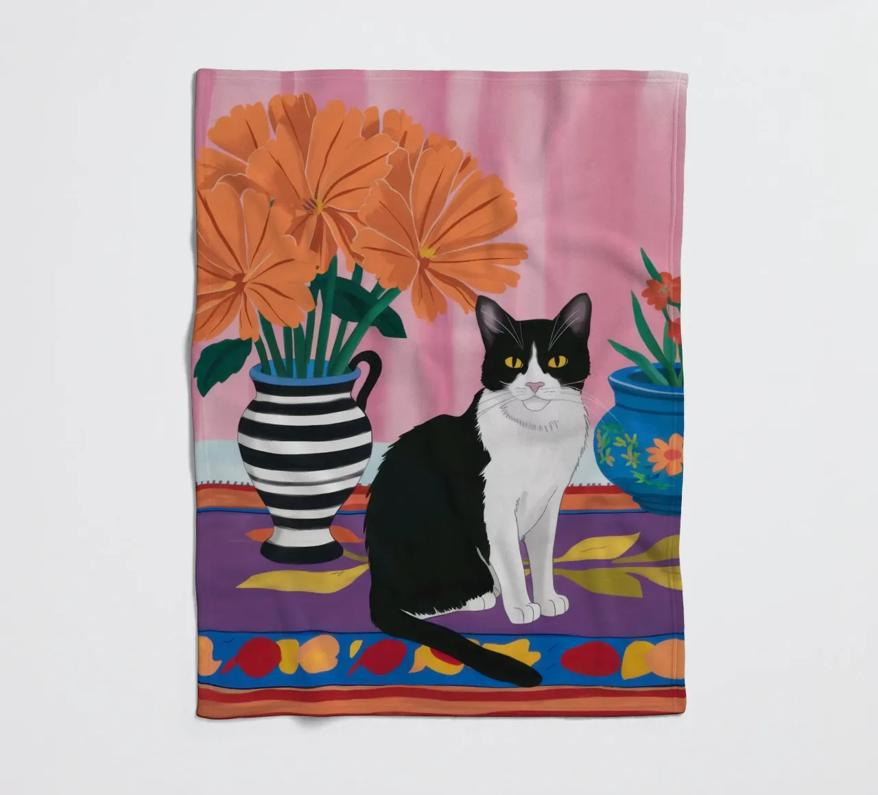 Gatto su un vaso a righe coperta in pile da Veil Maya