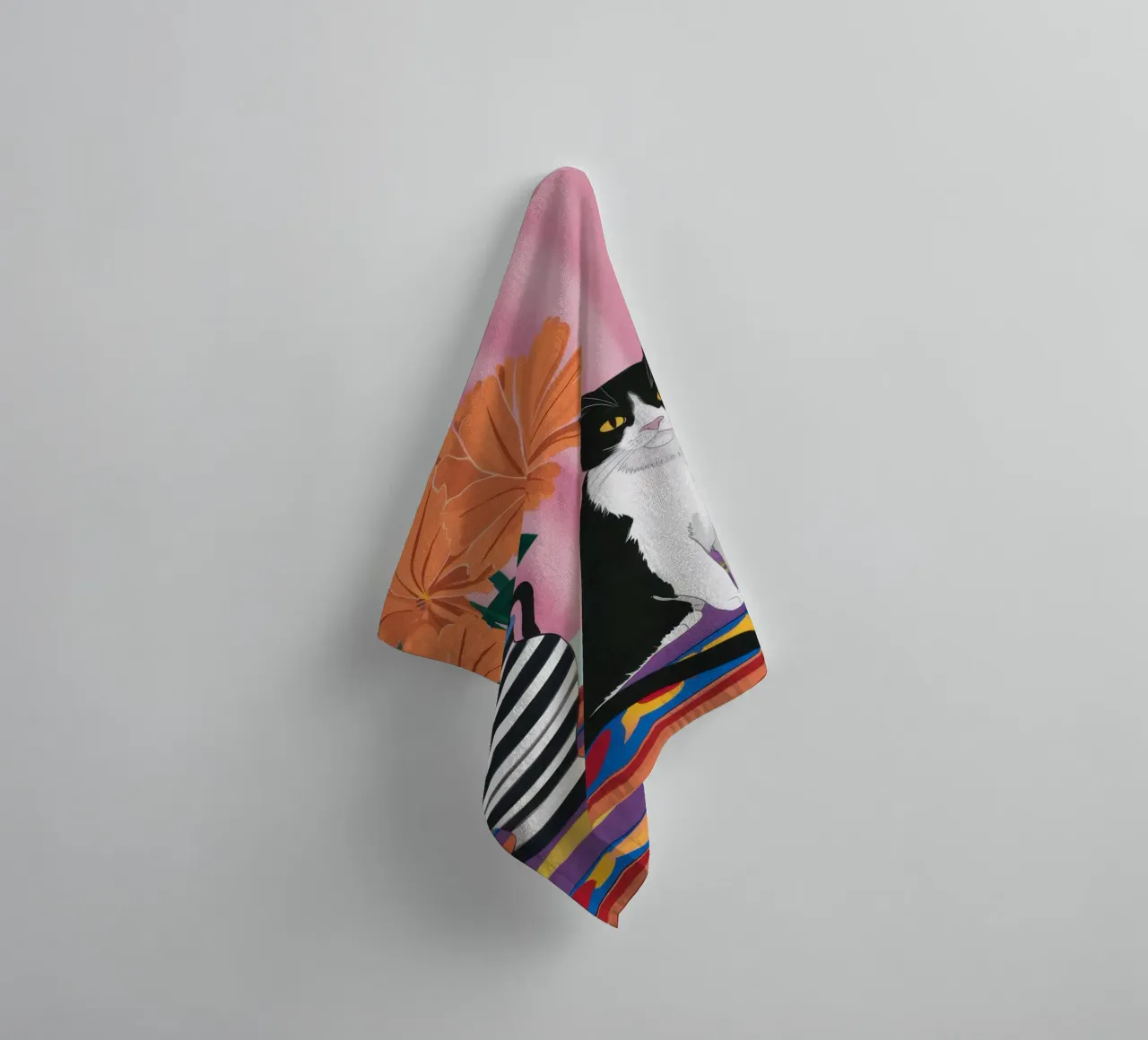 Gatto su un vaso a righe asciugamano da bagno da Veil Maya