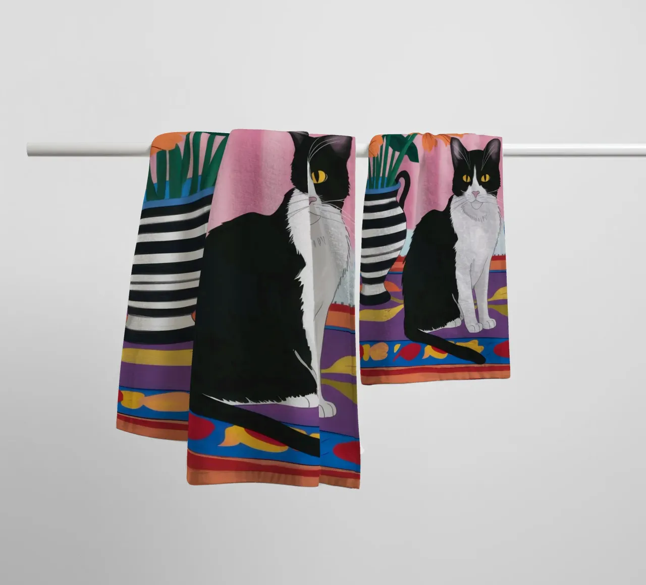 Gatto su un vaso a righe asciugamano da bagno da Veil Maya