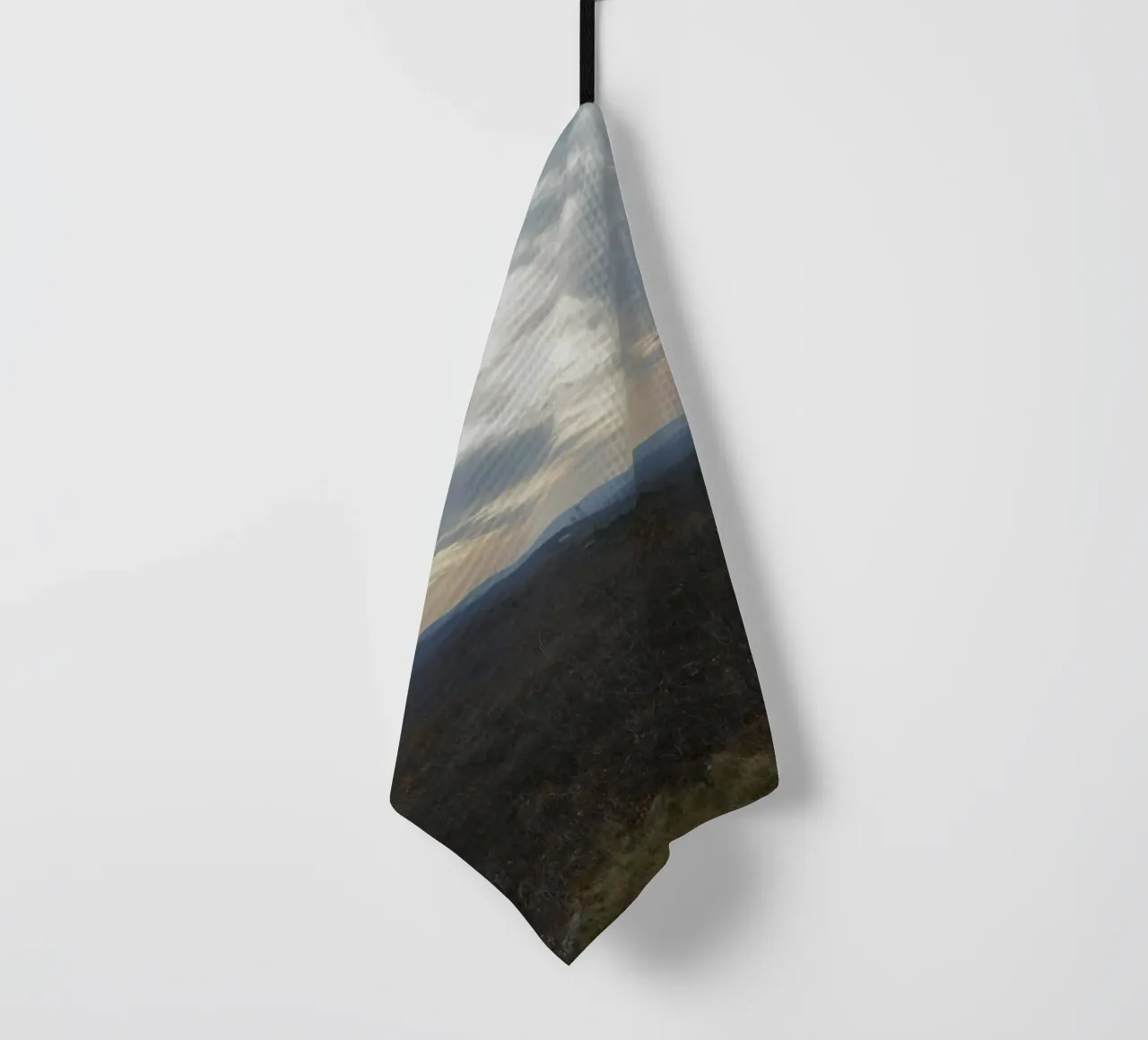 Lumière douce sur les collines au crépuscule torchon de byrieneke