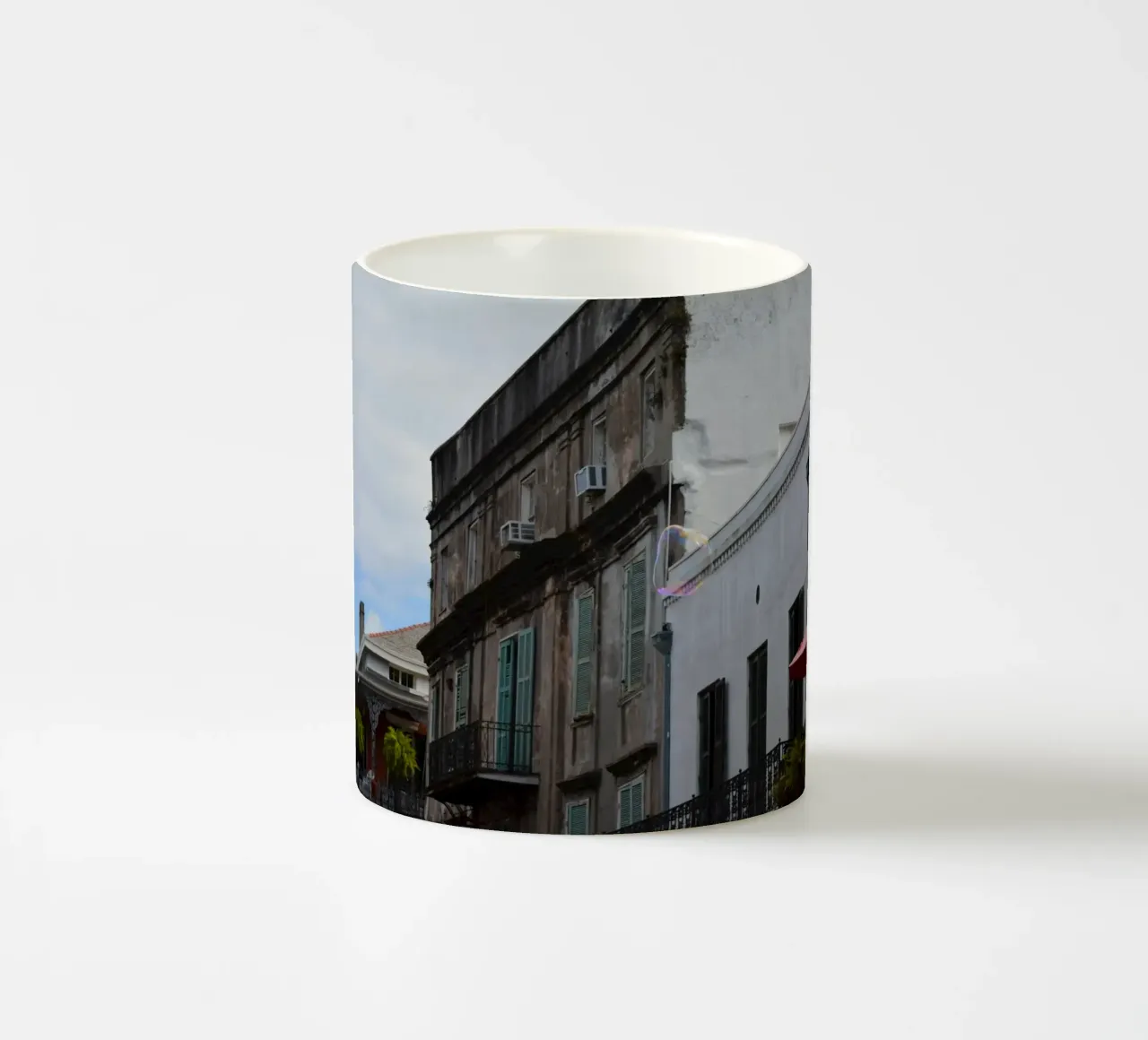 Delicata bolla di sapone alla deriva a New Orleans tazza in ceramica da byrieneke
