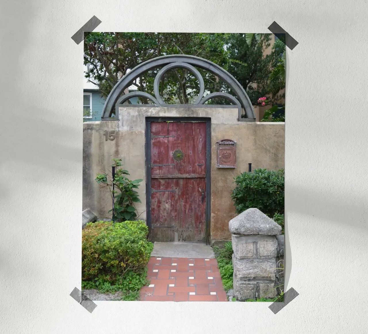 Un affascinante muro di pietra e una porta di legno a St. Augustine poster con telaio in legno da byrieneke