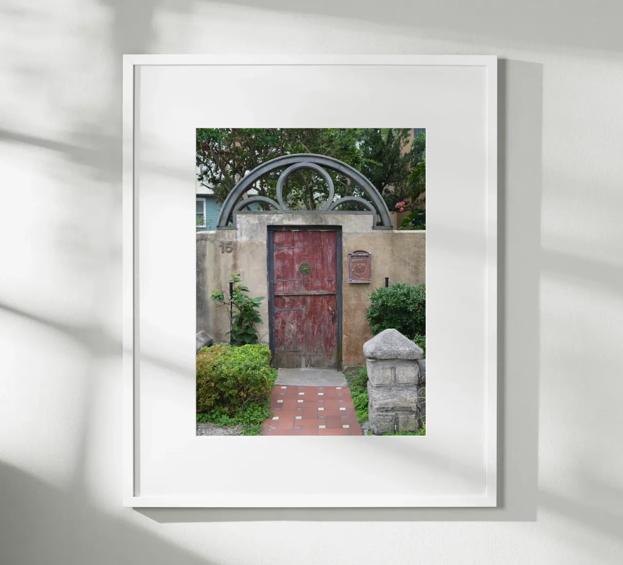 Un affascinante muro di pietra e una porta di legno a St. Augustine poster con telaio in legno da byrieneke
