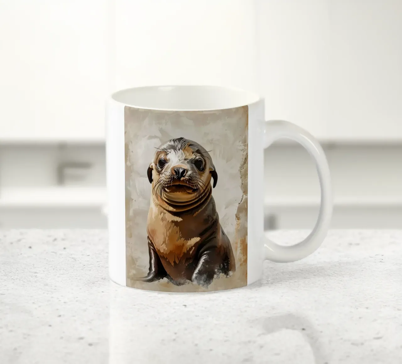 Adorabile giovane foca che riposa su una spiaggia sabbiosa vicino all'oceano tazza in ceramica da DesignDoodle