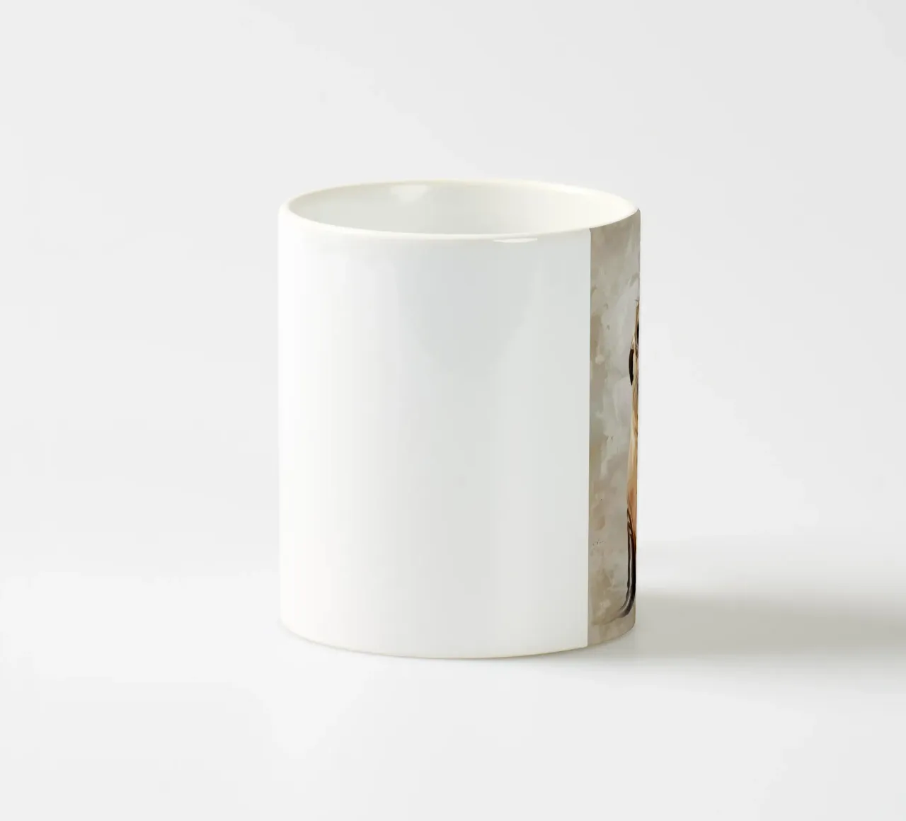 Adorabile giovane foca che riposa su una spiaggia sabbiosa vicino all'oceano tazza in ceramica da DesignDoodle