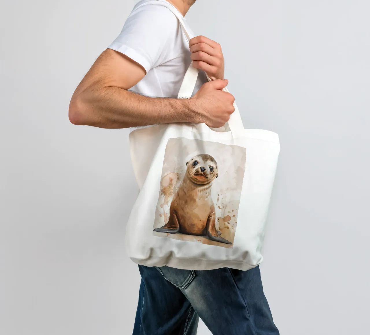 Mignon bébé phoque se reposant sur un rivage sablonneux avec une douce aquarelle tote bag de DesignDoodle