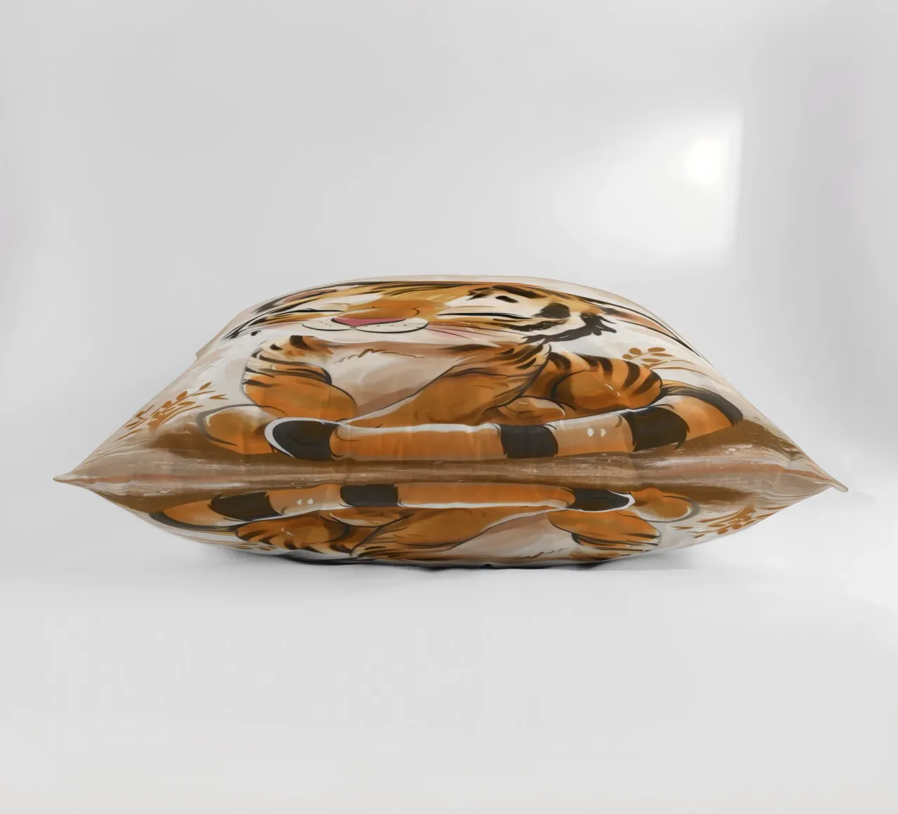 Charmant petit tigre souriant avec des gestes ludiques coussin de DesignDoodle