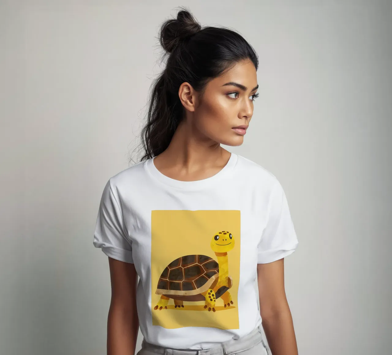 Tortue à l'expression joyeuse sur un tableau jaune vif t-shirt de DesignDoodle