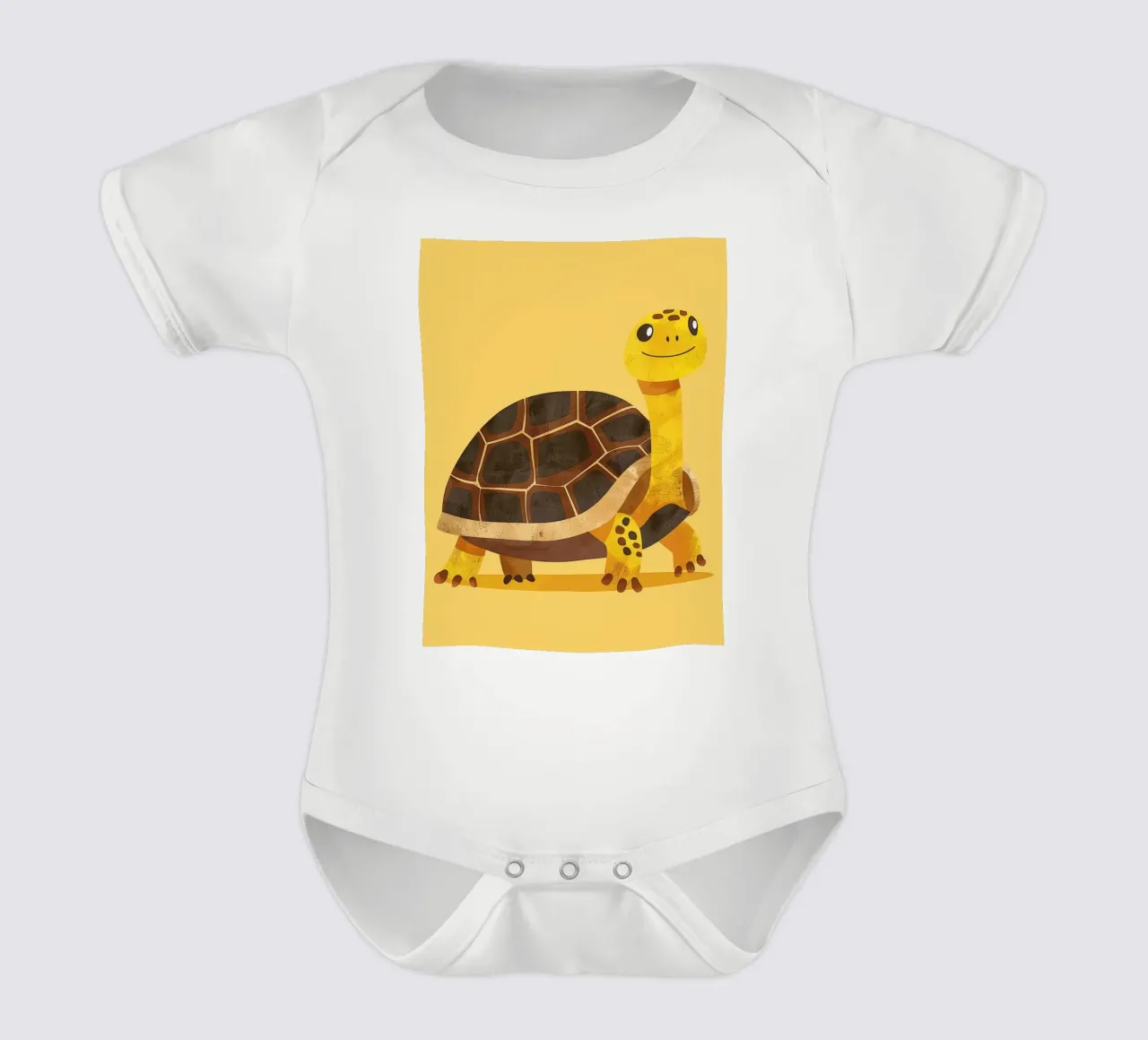 Tortue à l'expression joyeuse sur un tableau jaune vif body bébé de DesignDoodle