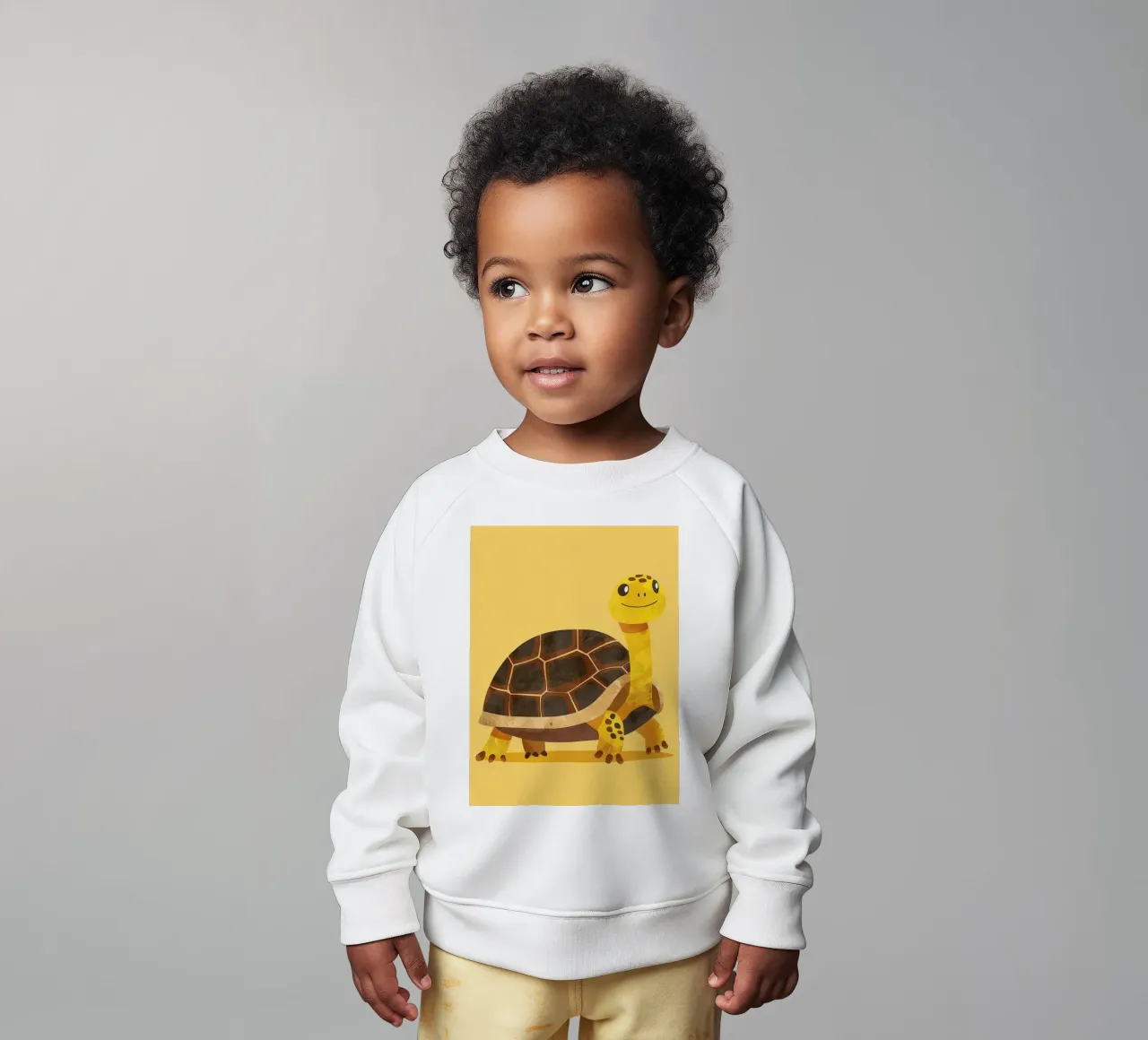 Tortue à l'expression joyeuse sur un tableau jaune vif sweat pour bébé de DesignDoodle