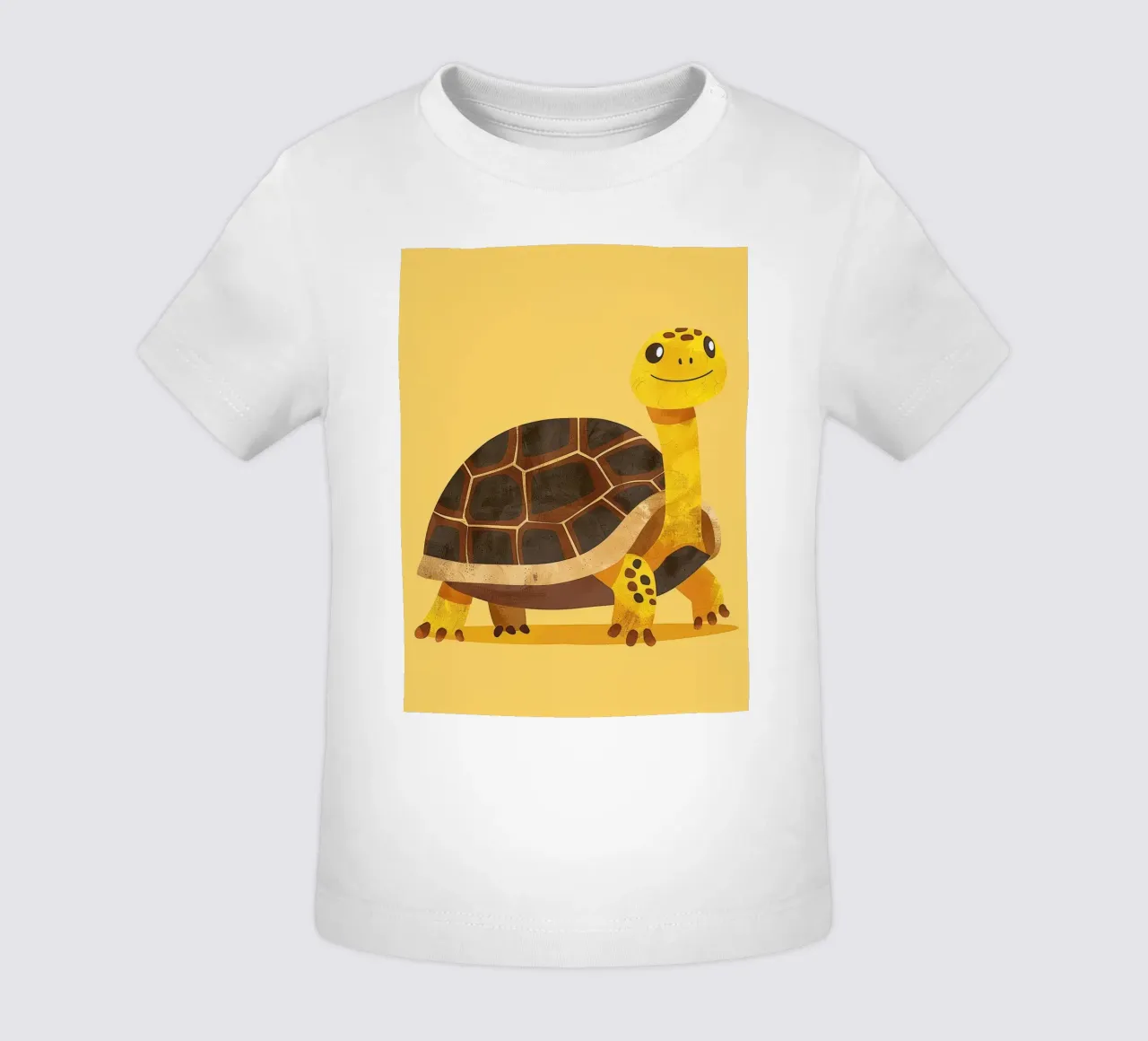Tortue à l'expression joyeuse sur un tableau jaune vif t-shirt pour bébé de DesignDoodle