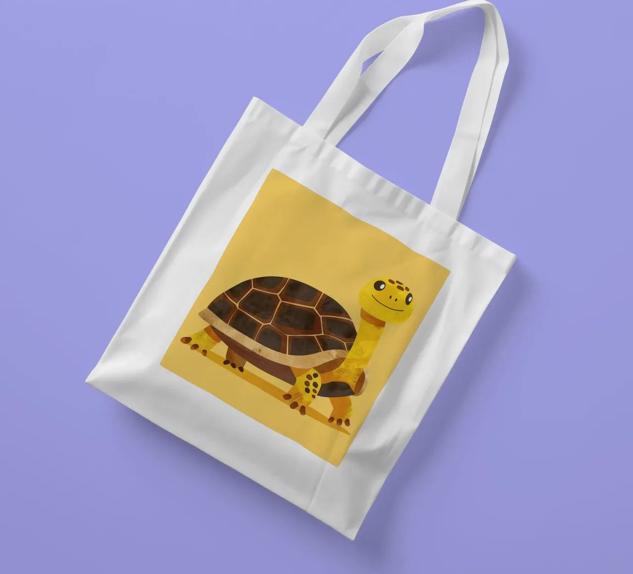 Tortue à l'expression joyeuse sur un tableau jaune vif tote bag de DesignDoodle