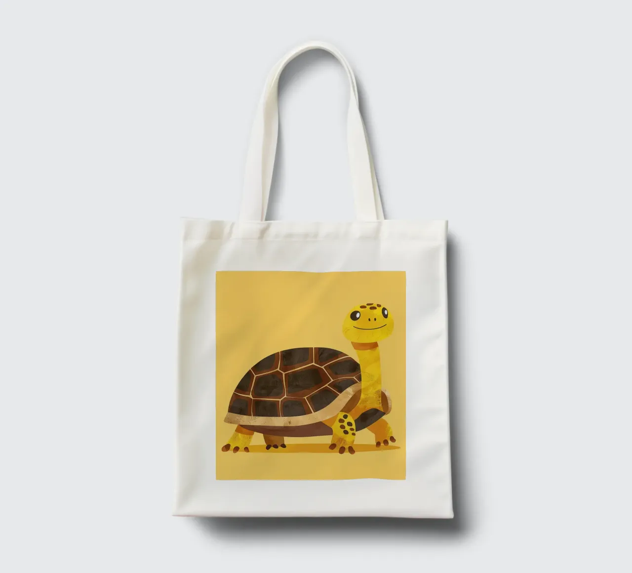 Tortue à l'expression joyeuse sur un tableau jaune vif tote bag de DesignDoodle