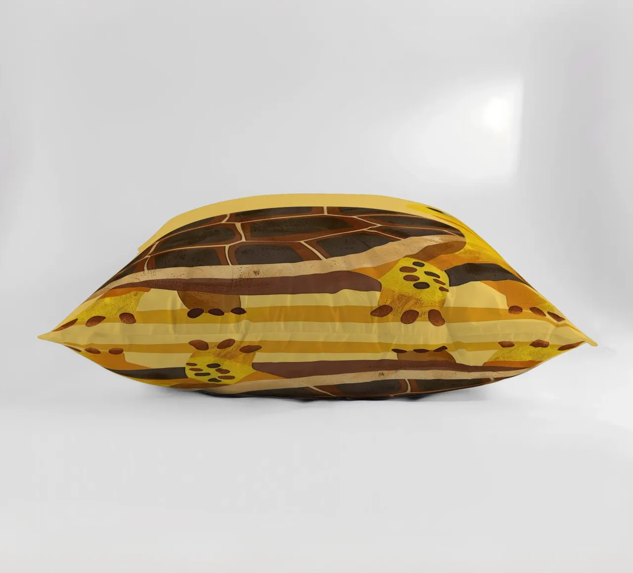 Tortue à l'expression joyeuse sur un tableau jaune vif coussin de DesignDoodle