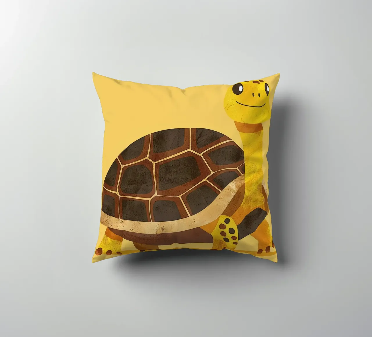 Tortue à l'expression joyeuse sur un tableau jaune vif coussin de DesignDoodle