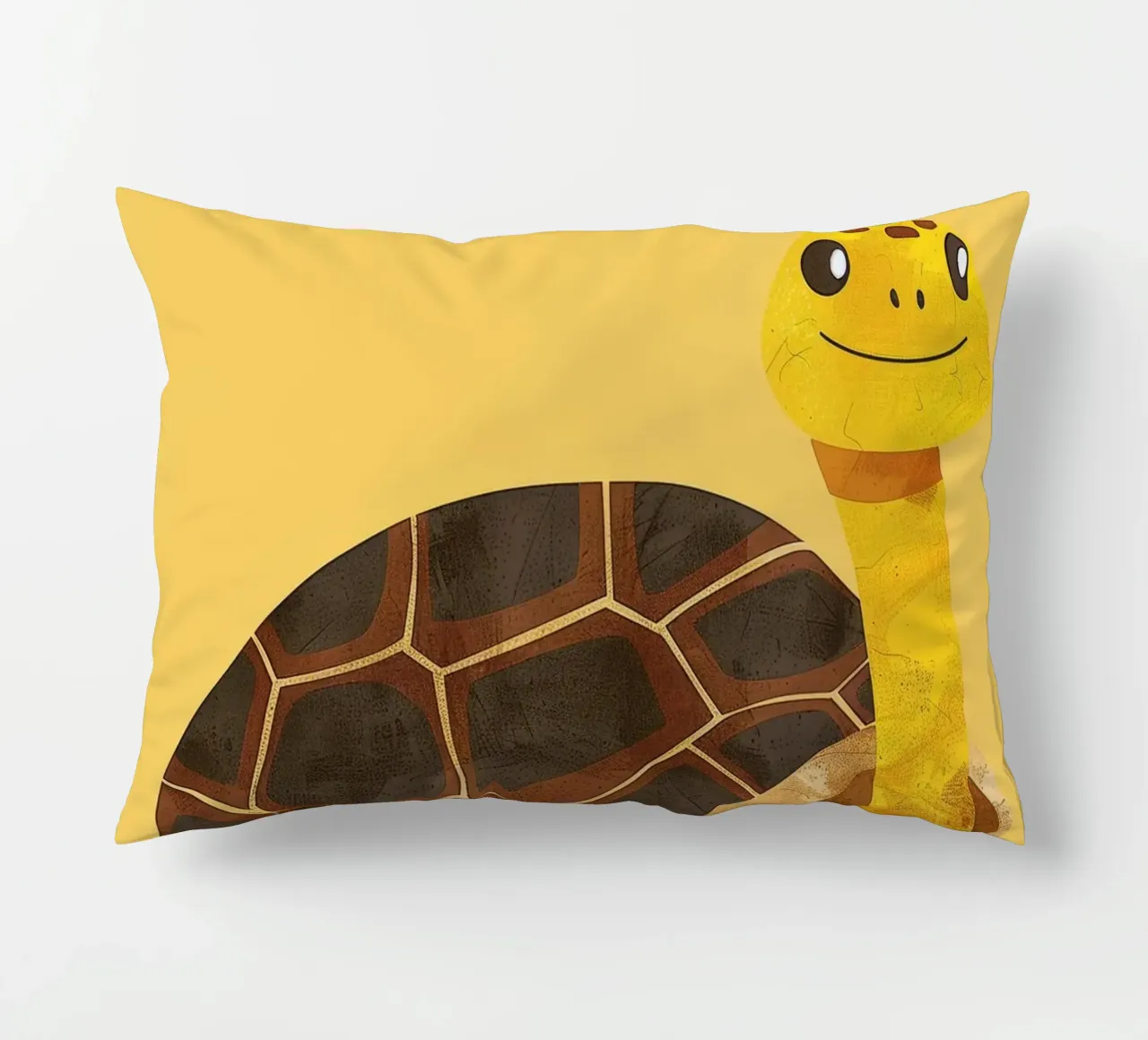 Tortue à l'expression joyeuse sur un tableau jaune vif coussin de DesignDoodle