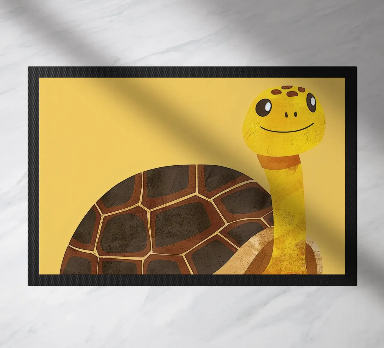 Tortue à l'expression joyeuse sur un tableau jaune vif paillasson de DesignDoodle
