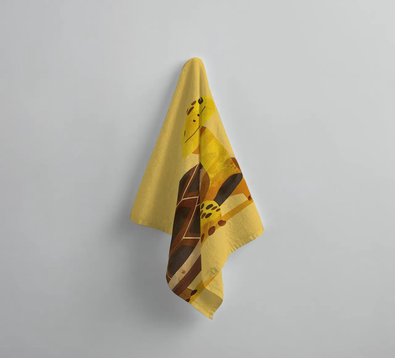Tortue à l'expression joyeuse sur un tableau jaune vif serviette de bain de DesignDoodle