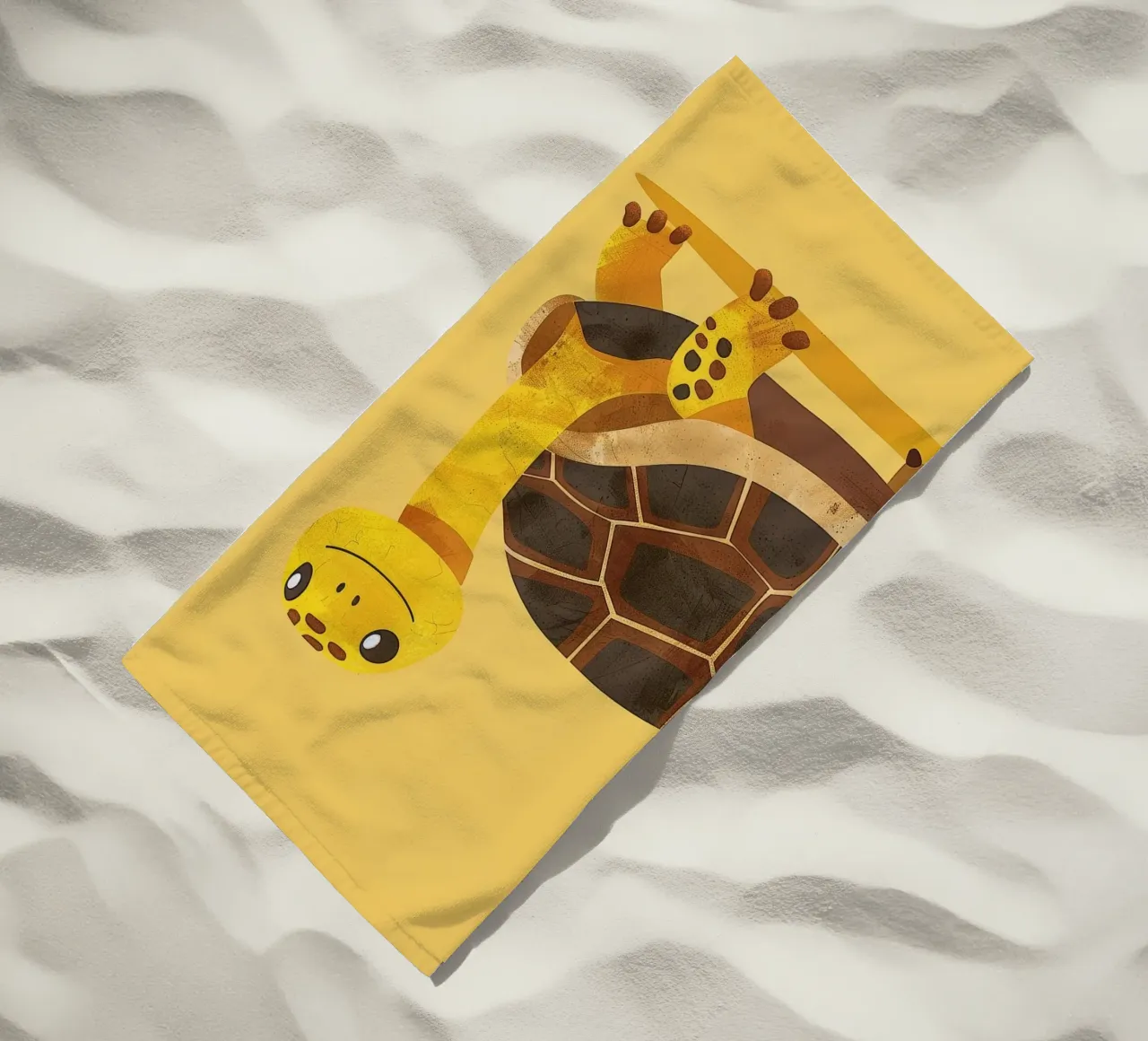 Tortue à l'expression joyeuse sur un tableau jaune vif serviette de plage de DesignDoodle