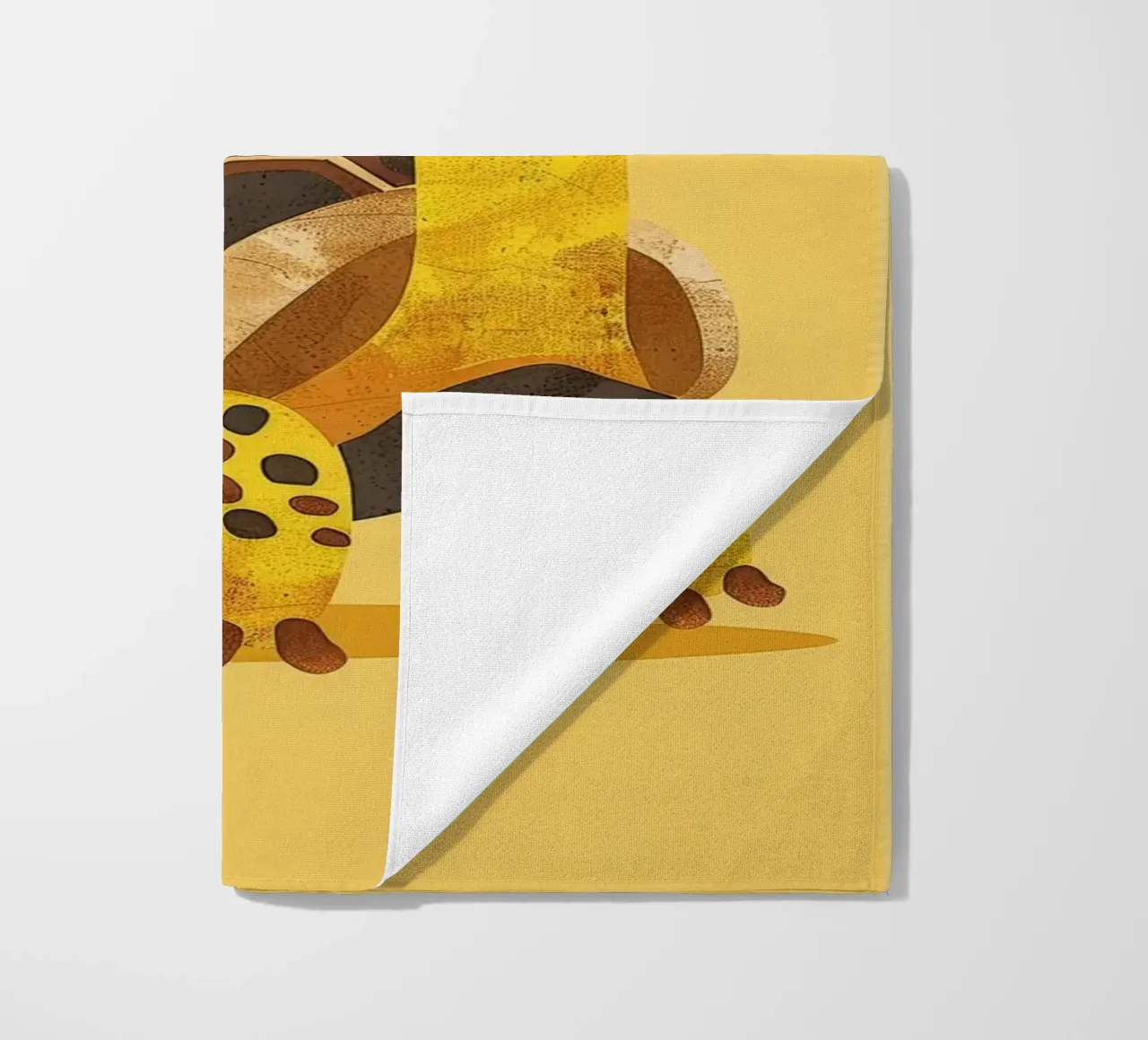 Tortue à l'expression joyeuse sur un tableau jaune vif serviette de plage de DesignDoodle