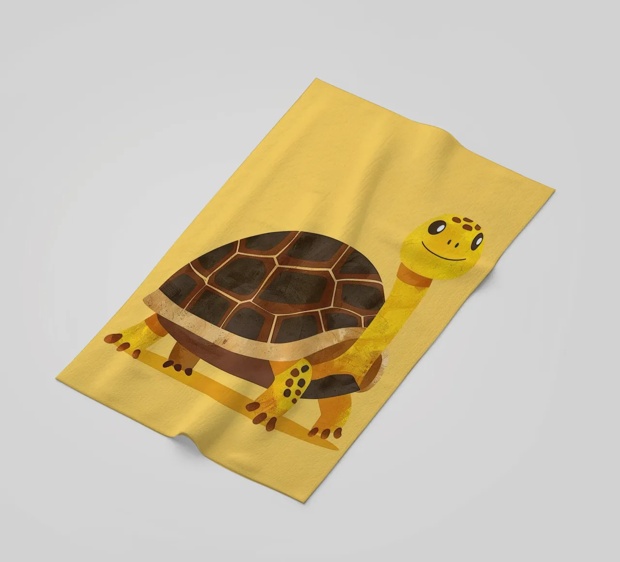 Tortue à l'expression joyeuse sur un tableau jaune vif serviette de plage de DesignDoodle