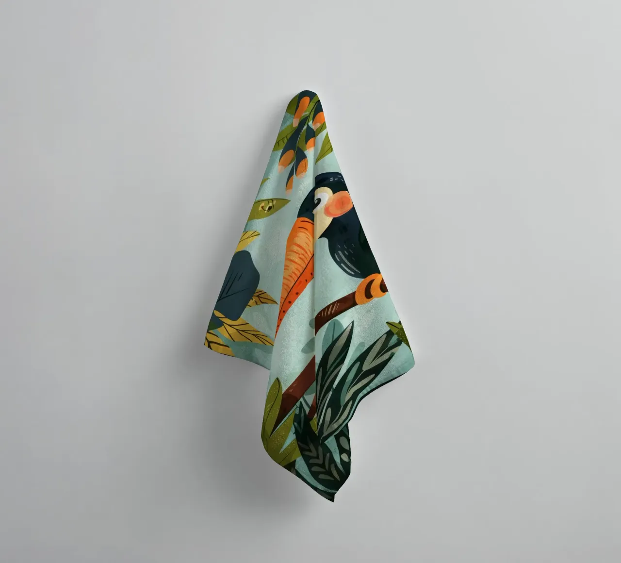 Bunter Tukan inmitten von tropischem Laub in üppigen Wäldern Handtuch von DesignDoodle