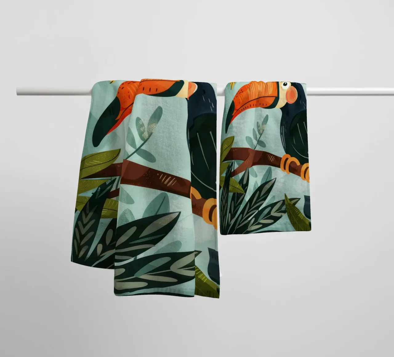 Bunter Tukan inmitten von tropischem Laub in üppigen Wäldern Handtuch von DesignDoodle