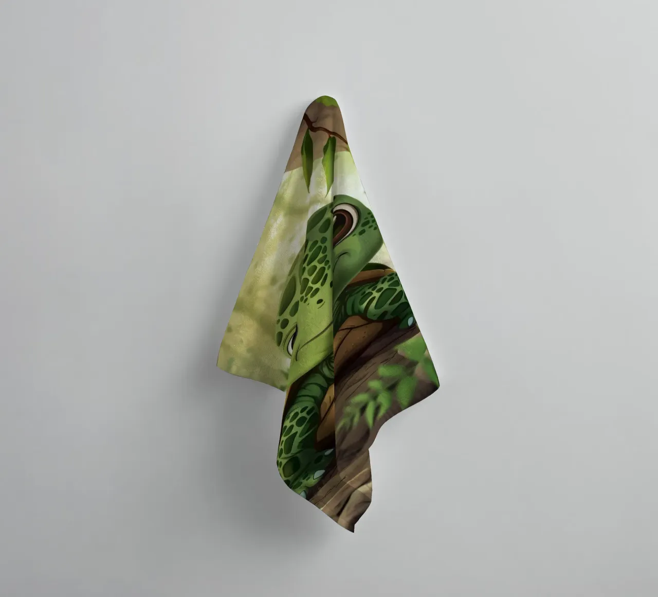 Tortue émergeant d'un terrier rocheux dans une forêt luxuriante serviette de bain de DesignDoodle
