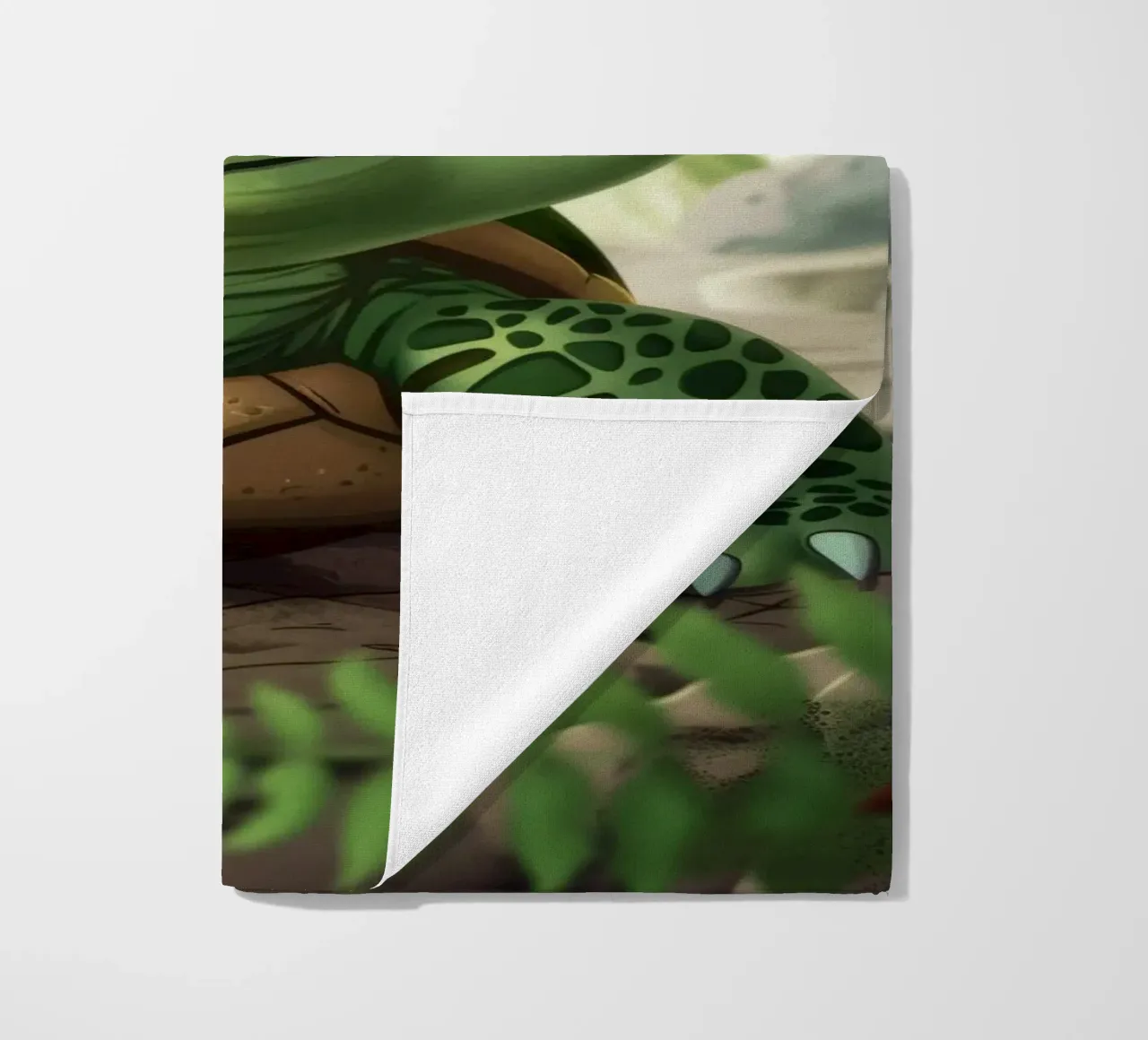 Tortue émergeant d'un terrier rocheux dans une forêt luxuriante serviette de plage de DesignDoodle