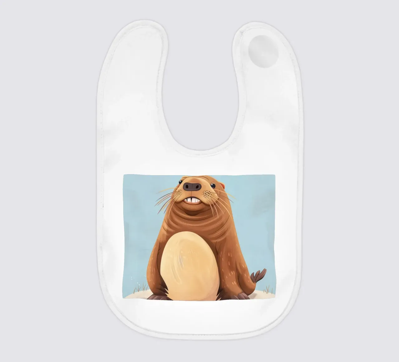 Simpatica mascotte di lontra seduta su una spiaggia sabbiosa, sorridente bavaglino da DesignDoodle