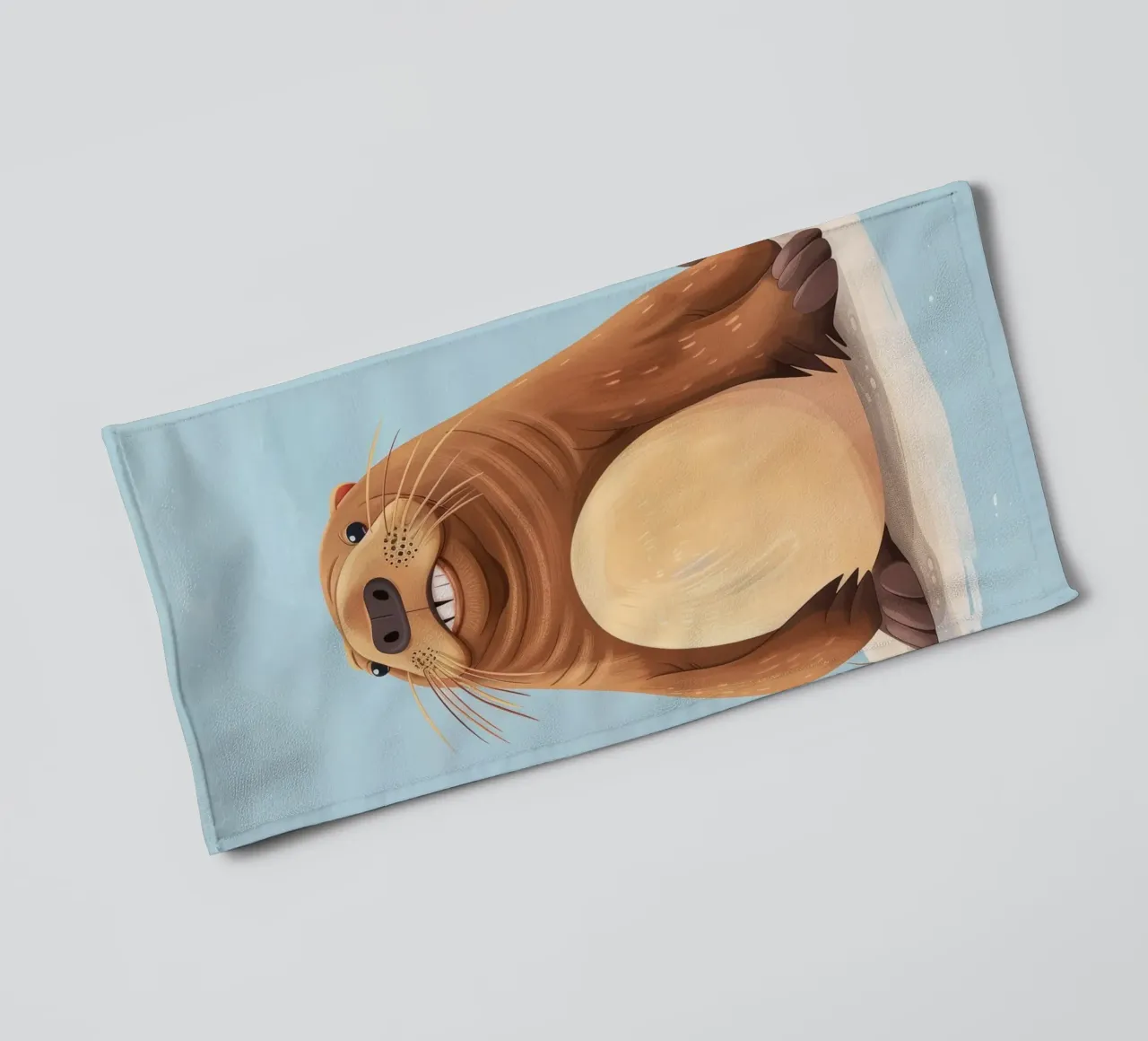 Simpatica mascotte di lontra seduta su una spiaggia sabbiosa, sorridente asciugamano da bagno da DesignDoodle
