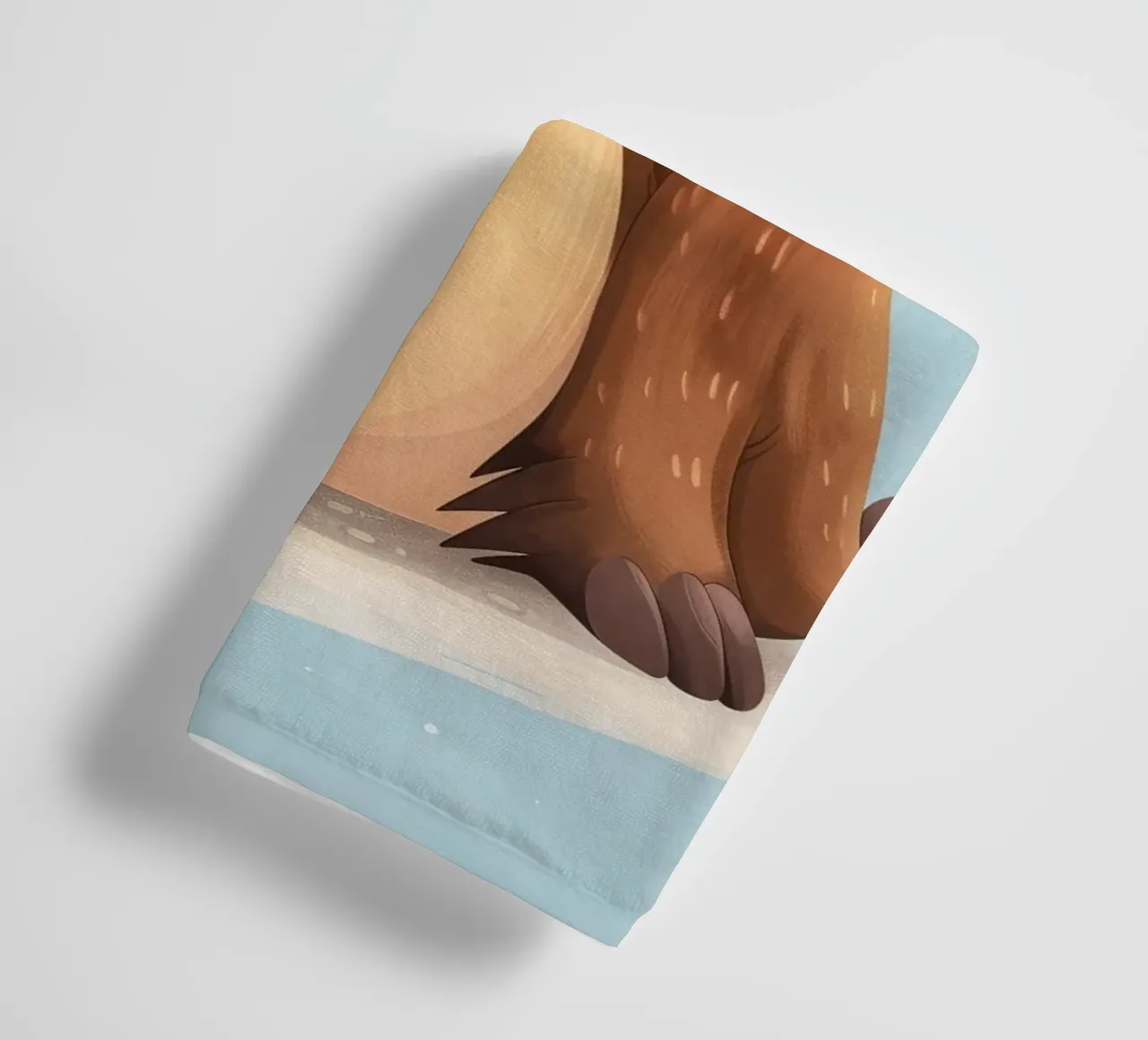 Simpatica mascotte di lontra seduta su una spiaggia sabbiosa, sorridente asciugamano da bagno da DesignDoodle