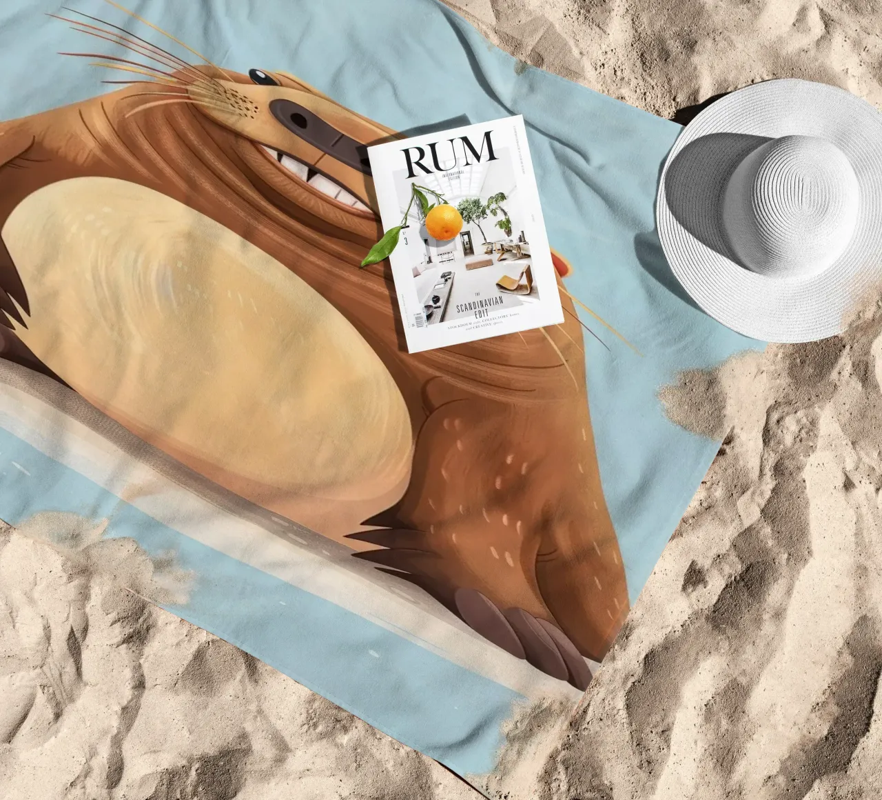 Simpatica mascotte di lontra seduta su una spiaggia sabbiosa, sorridente telo mare da DesignDoodle