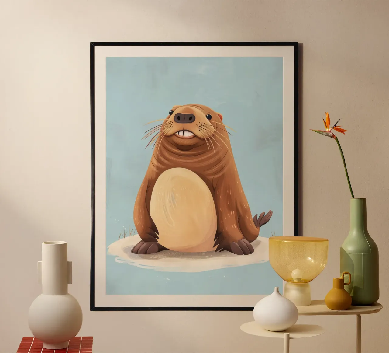 Simpatica mascotte di lontra seduta su una spiaggia sabbiosa, sorridente carta hahnemühle da DesignDoodle