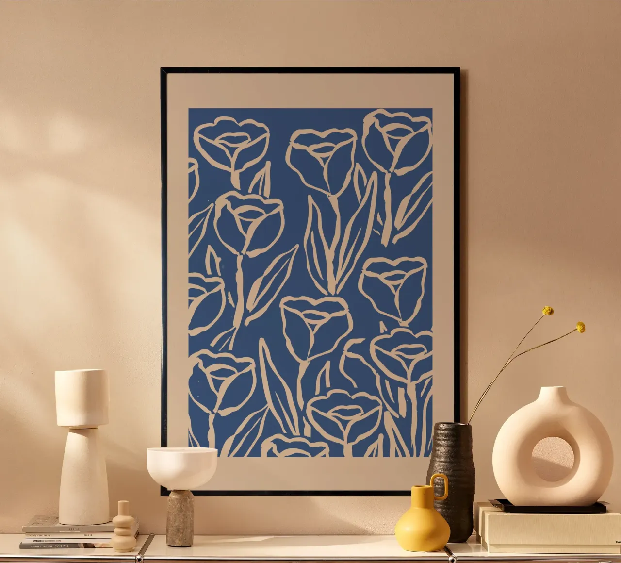 Abstrakte blaue & beige Umrisse floraler Kunst Poster von Melloi Art Print