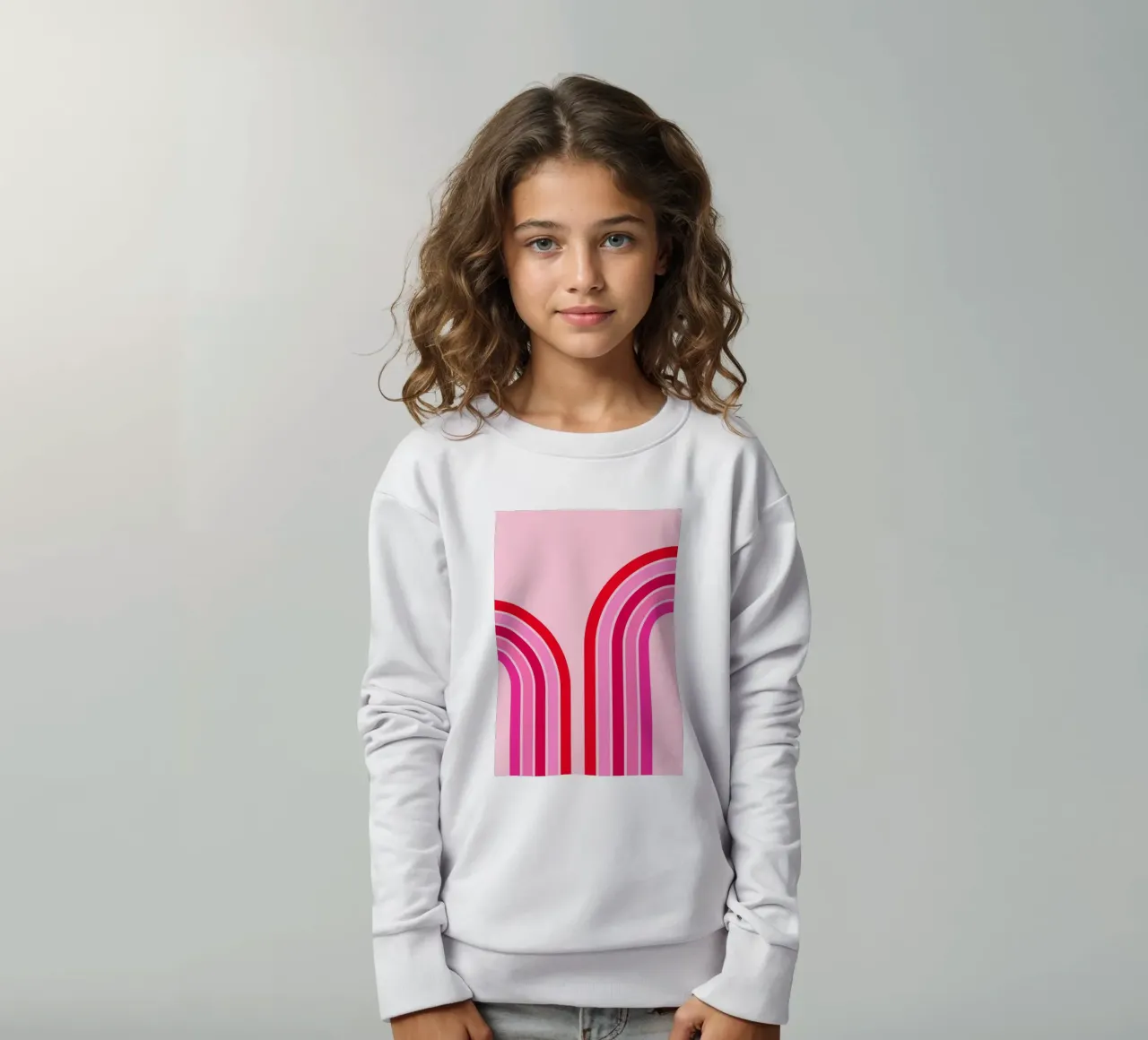 Curva arco iris retro abstracta en tonos rosas y rojos sudadera para niño de The Art Club
