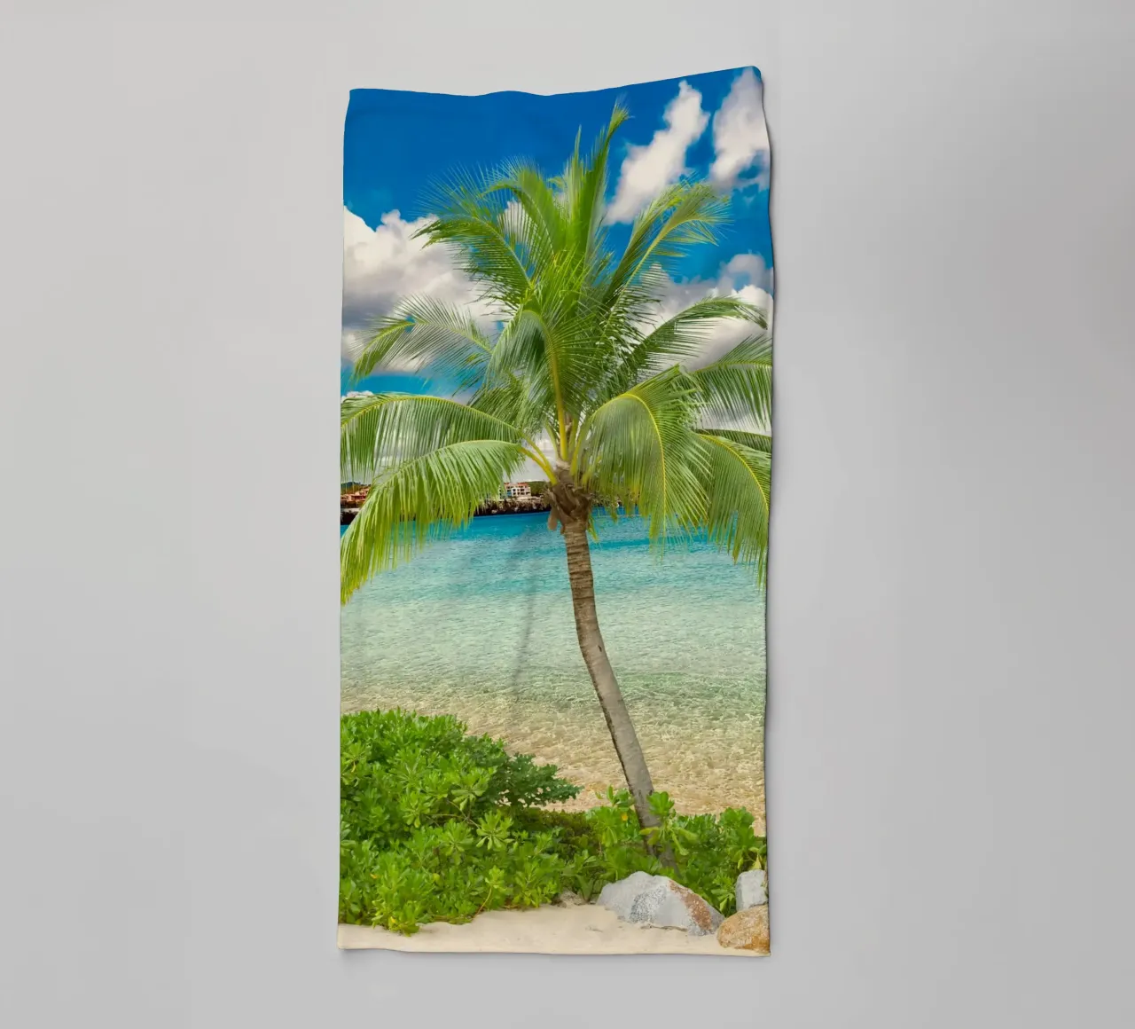 clear blue water cloudy asciugamano da bagno da Creaton