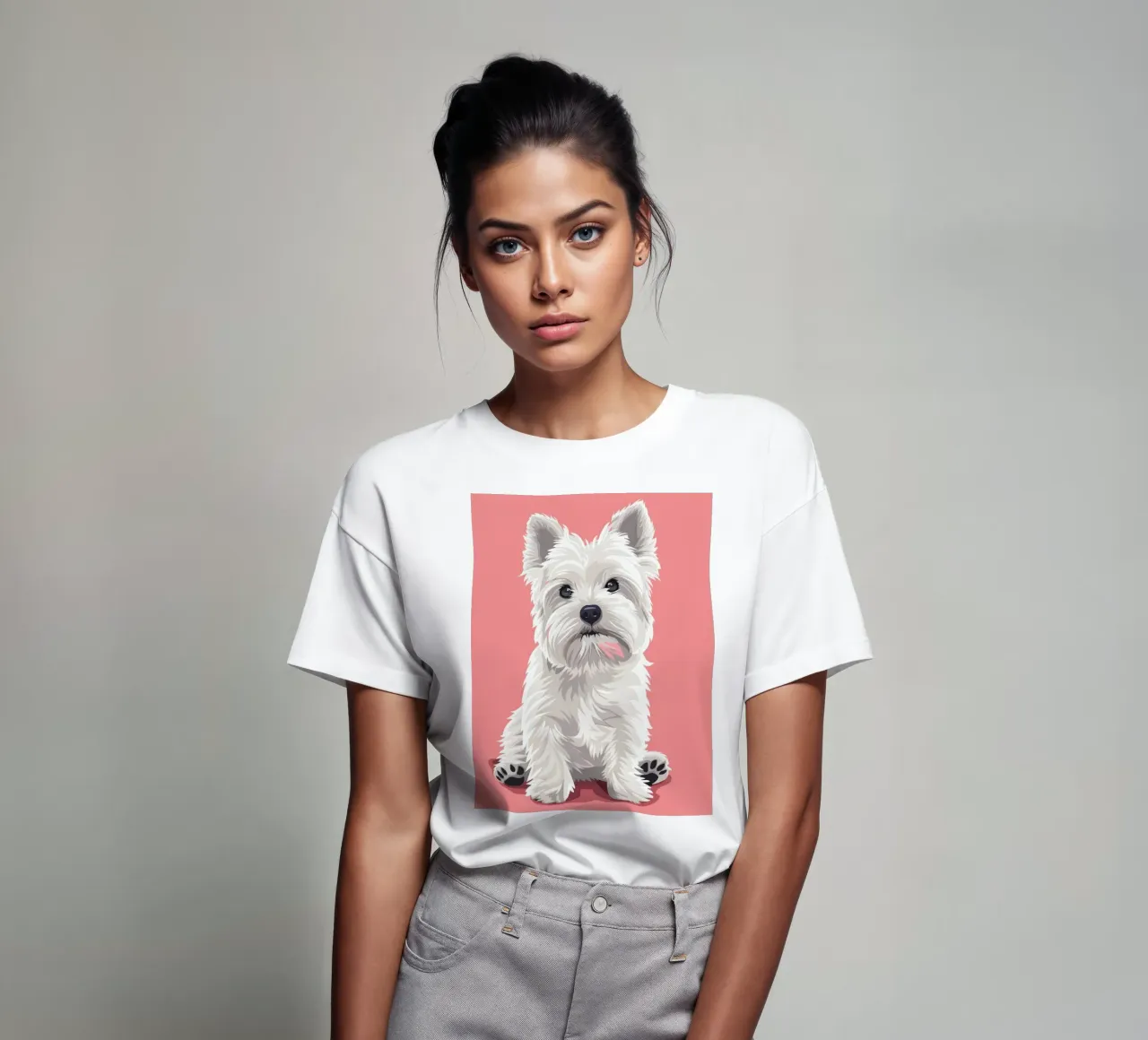 Chien blanc mignon à la fourrure duveteuse assis sur un tableau rose t-shirt de DesignDoodle