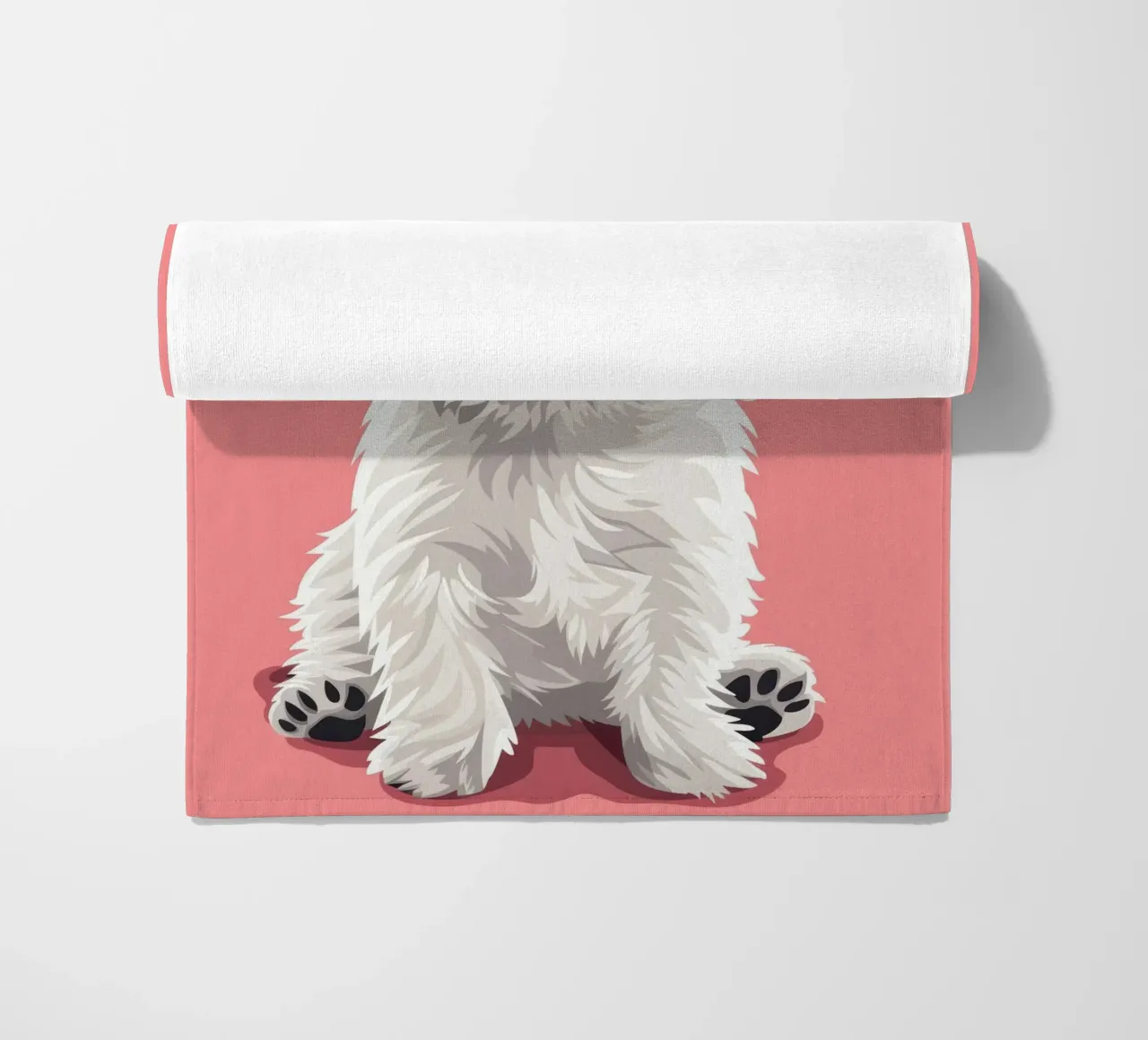 Chien blanc mignon à la fourrure duveteuse assis sur un tableau rose serviette de plage de DesignDoodle