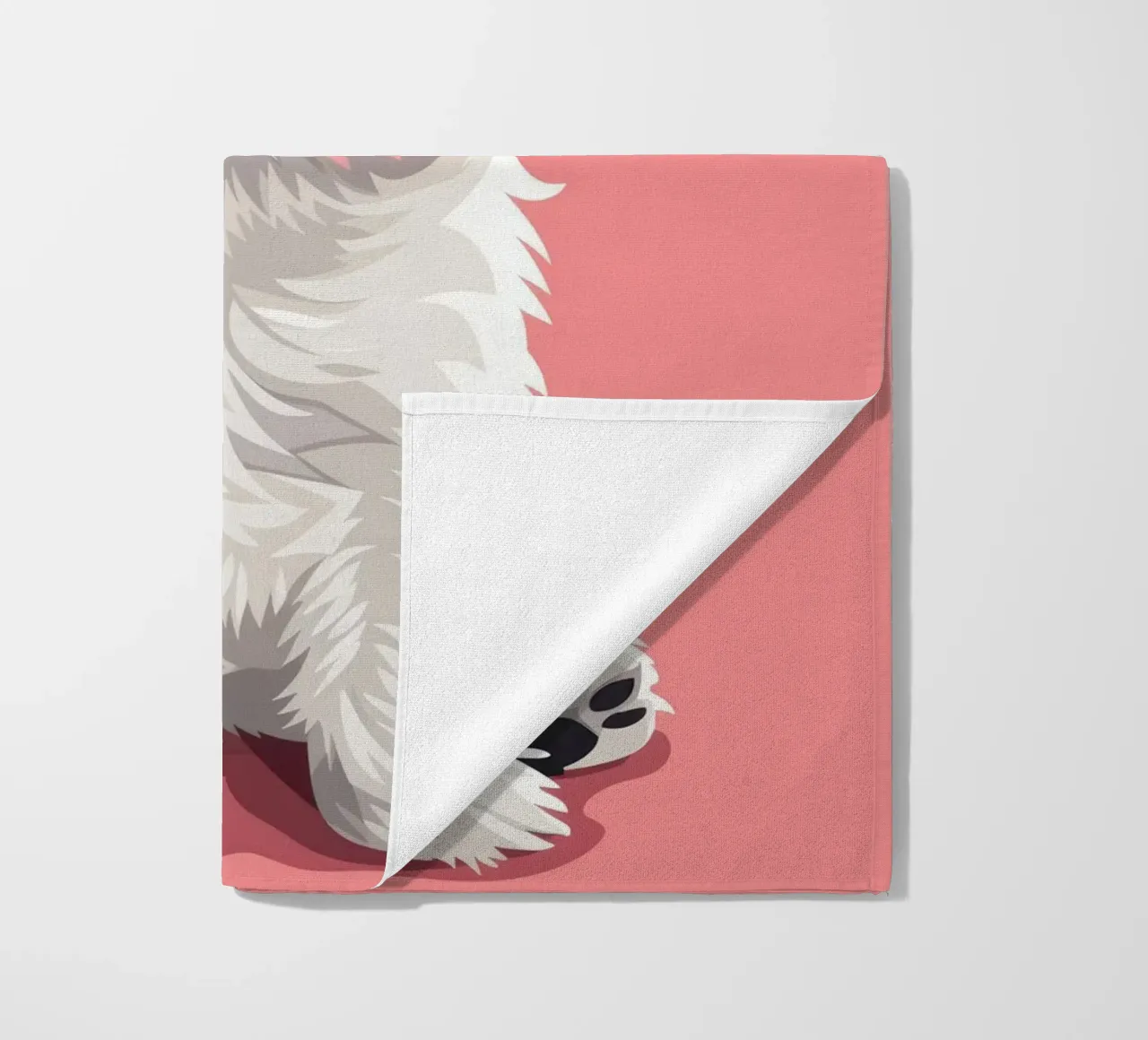 Chien blanc mignon à la fourrure duveteuse assis sur un tableau rose serviette de plage de DesignDoodle