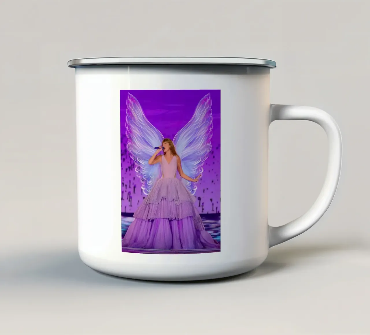 Taylor Swift singing on stage tazza in smalto da Musdadad Shop