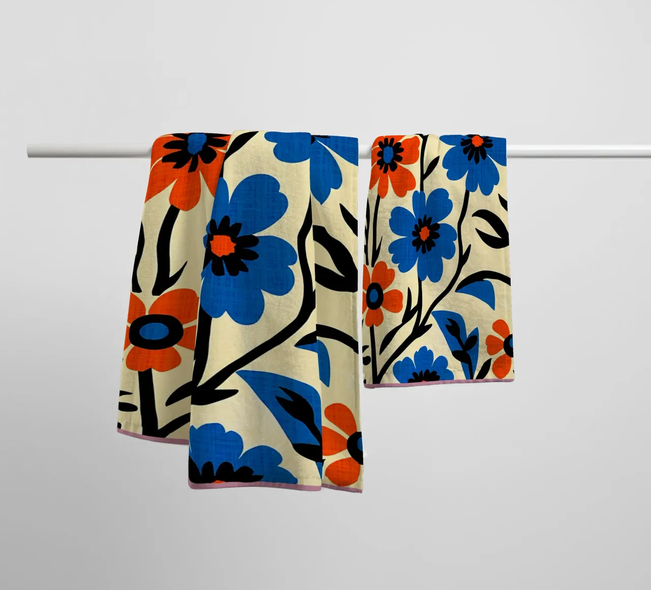 Fiori blu arancio asciugamano da bagno da BobbyStudio