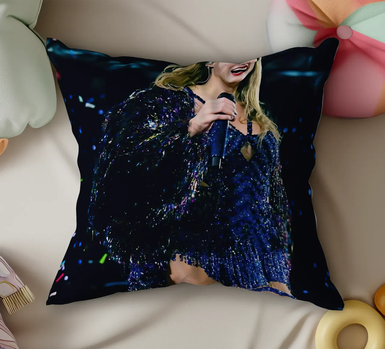 Taylor Swift Singing On Stage cuscino da Musdadad Shop